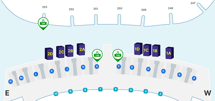 왼쪽 상단과 E와 D 체크인 카운터 쪽에 TAX 마크가 있다.